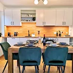 Fynbos Deluxe, Penthouse Oder Balkon, Parkplatz Apartmán Straubing